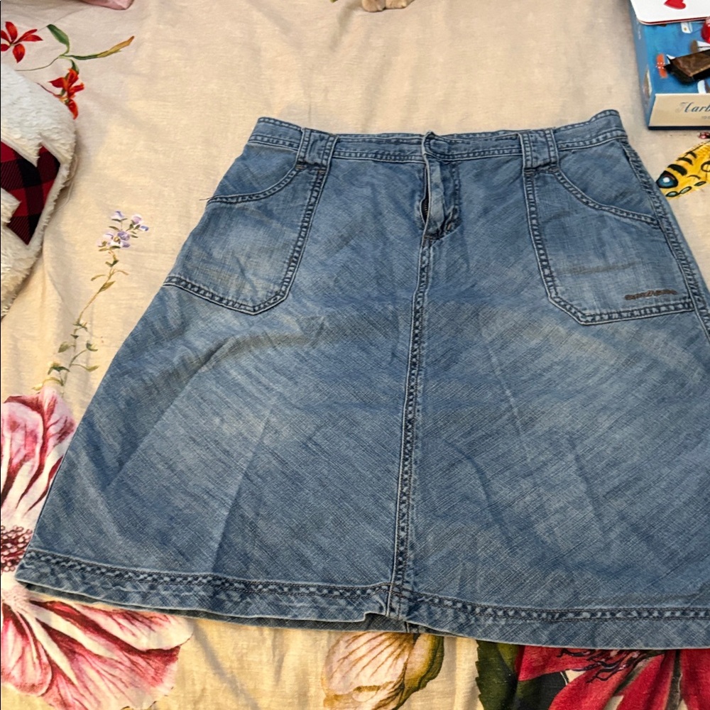 DKNY Jeans Faded A-Line 100% Cotton Knee Length Denim Skirt. Size 8